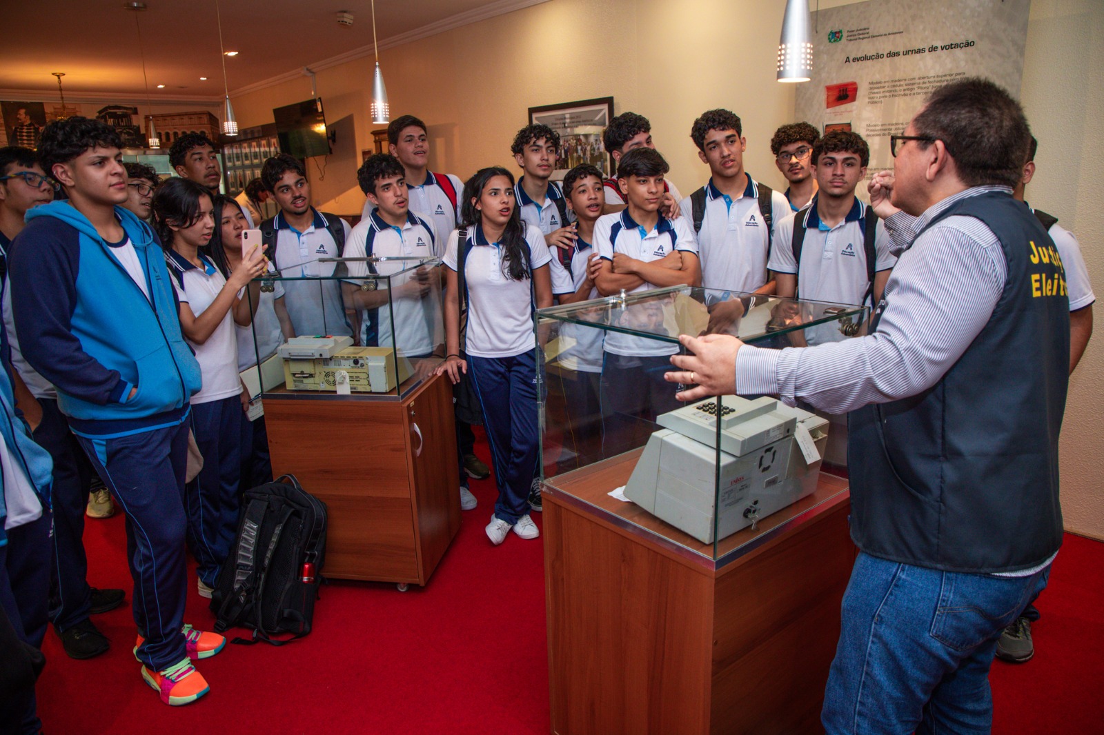 Estudantes do ensino m&eacute;dio participam de visita guiada pelos setores hist&oacute;ricos do TRE-AM