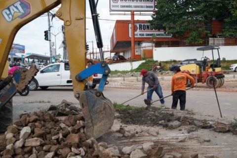 Obras de intervenção viária na rua São Judas Tadeu com avenida Max Teixeira avançam em Manaus