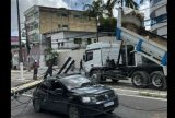 Poste de alta tensão cai sobre carro após ser atingido por caçamba em Manaus