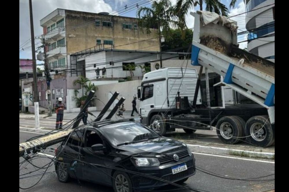 A queda do poste causou danos materiais ao veículo, mas felizmente não houve vítimas. Poste de alta tensão cai sobre carro após ser atingido por caçamba em Manaus