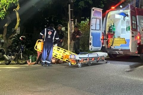 Homem atropela motociclista em cruzamento e foge sem prestar socorro no bairro Parque Dez