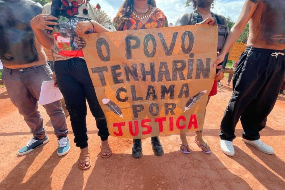 Indígenas prostestam contra morte de jovem e fecham BR-230 Indígenas prostestam contra morte de jovem e fecham BR-230