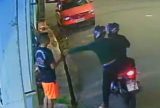 Criminosos assaltam homem em frente à delegacia em Manaus