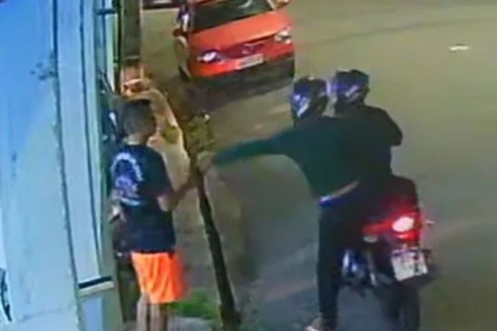 Criminosos assaltam homem em frente à delegacia em Manaus Criminosos assaltam homem em frente à delegacia em Manaus