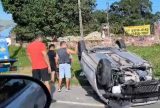 Homem perde controle e capota carro na avenida do Turismo