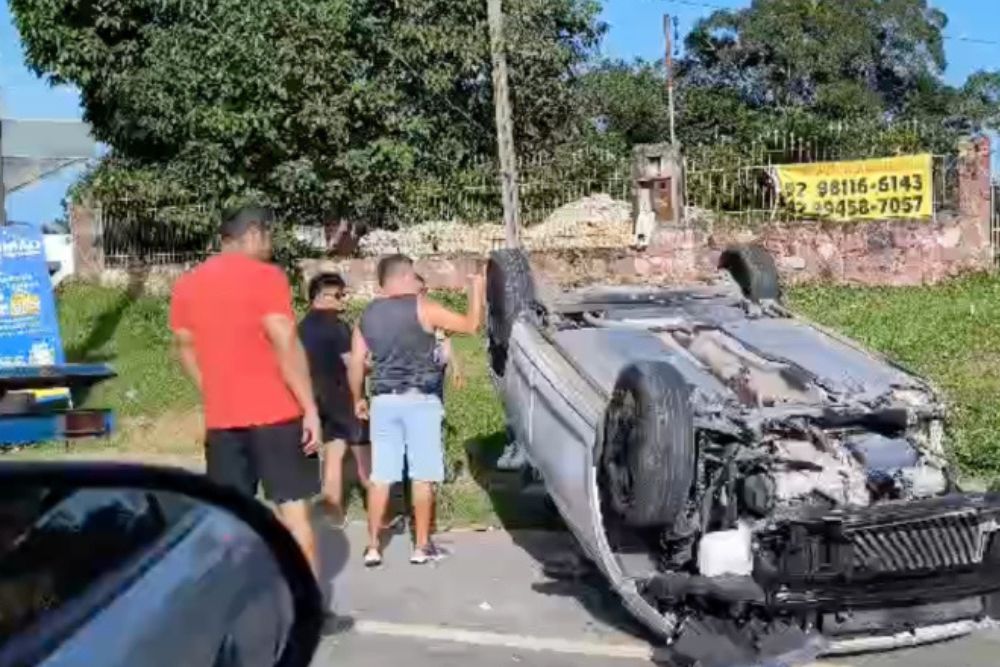 Homem perde controle e capota carro na avenida do Turismo Homem perde controle e capota carro na avenida do Turismo