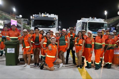 Prefeitura garante limpeza e reforça conscientização durante desfiles das escolas de samba em Manaus