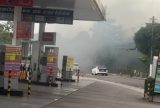 Bombeiros combatem incêndio em área de mata na Avenida Boulevard