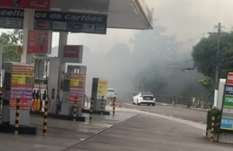 Bombeiros combatem incêndio em área de mata na Avenida Boulevard