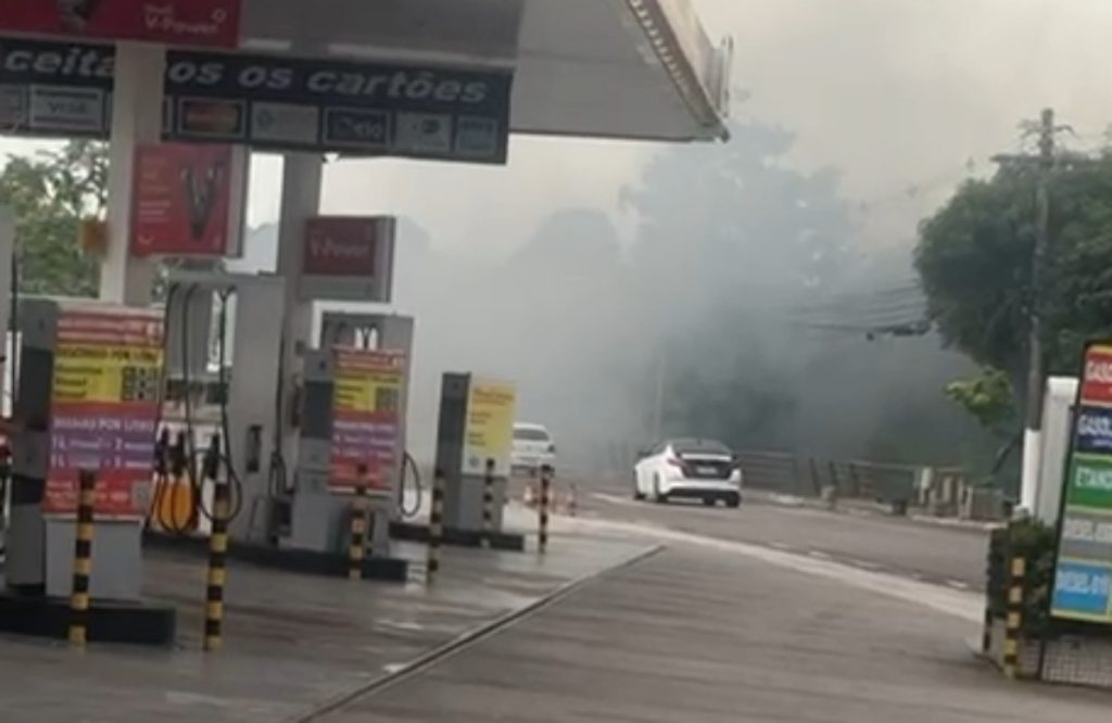 Bombeiros combatem incêndio em área de mata na Avenida Boulevard Bombeiros combatem incêndio em área de mata na Avenida Boulevard
