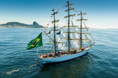 Navio da Marinha conhecido como 'Embaixada Brasileira no Mar' completa 25 anos