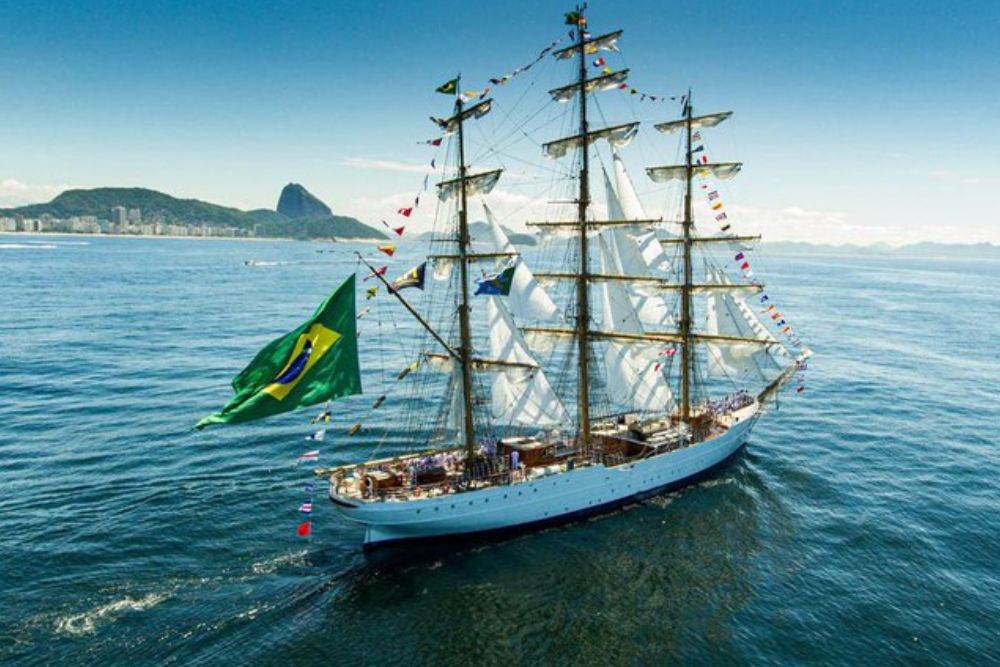 Navio da Marinha conhecido como 'Embaixada Brasileira no Mar' completa 25 anos