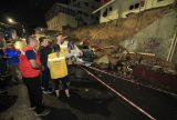Após forte chuva, força-tarefa presta assistência às vítimas de desabamento de muro em Manaus