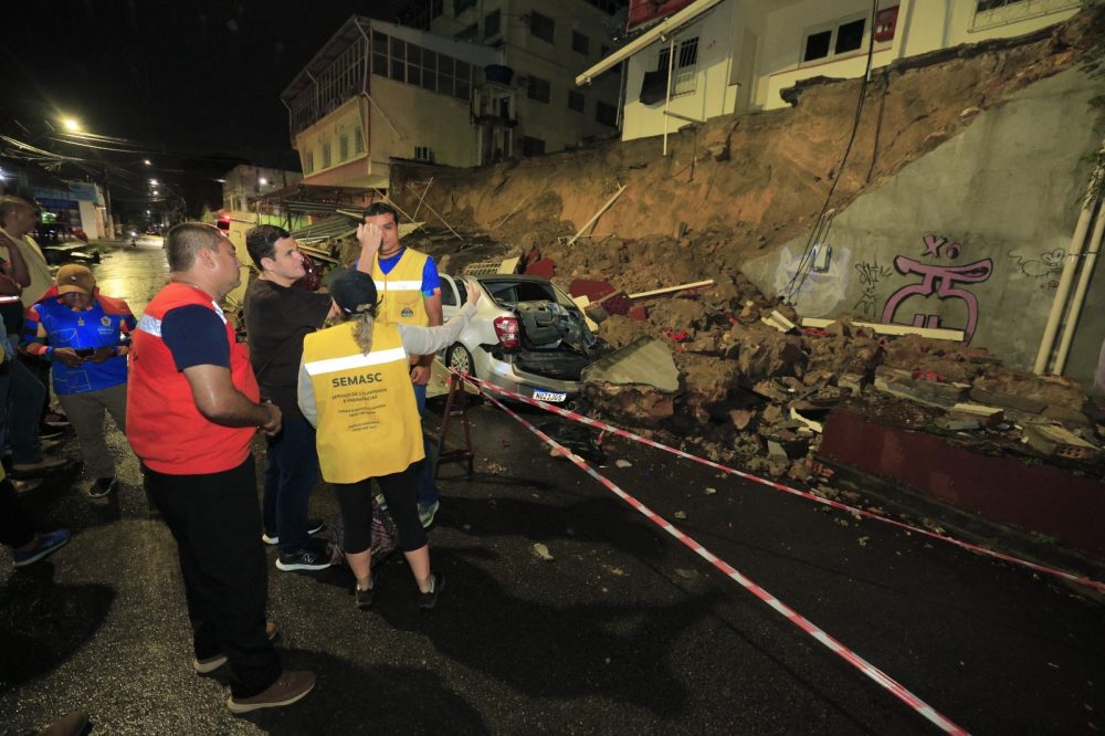 Após forte chuva, força-tarefa presta assistência às vítimas de desabamento de muro em Manaus Após forte chuva, força-tarefa presta assistência às vítimas de desabamento de muro em Manaus