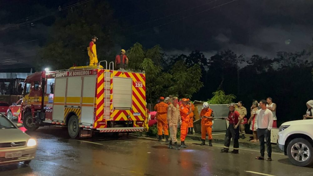 Ponte cede e homem desaparece após cair em igarapé no bairro Zumbi Ponte cede e homem desaparece após cair em igarapé no bairro Zumbi