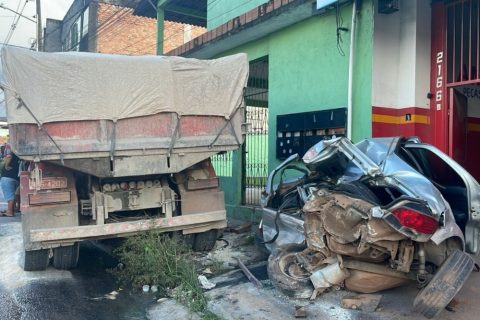 Caçamba desgovernada atinge carros e causa transtornos na zona norte de Manaus