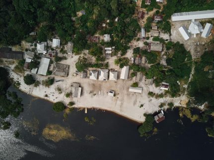 Parceria entre FAS e Schneider Electric leva soluções energéticas sustentáveis para comunidades da Amazônia