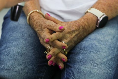 Vigilância Sanitária fecha abrigo clandestino e resgata idosos em situação insalubre
