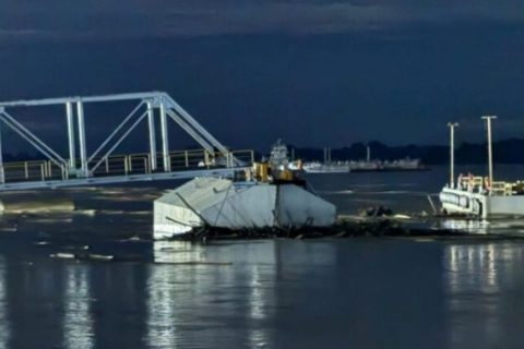 Balsa carregada com petróleo colide com porto flutuante e afunda no rio em Humaitá