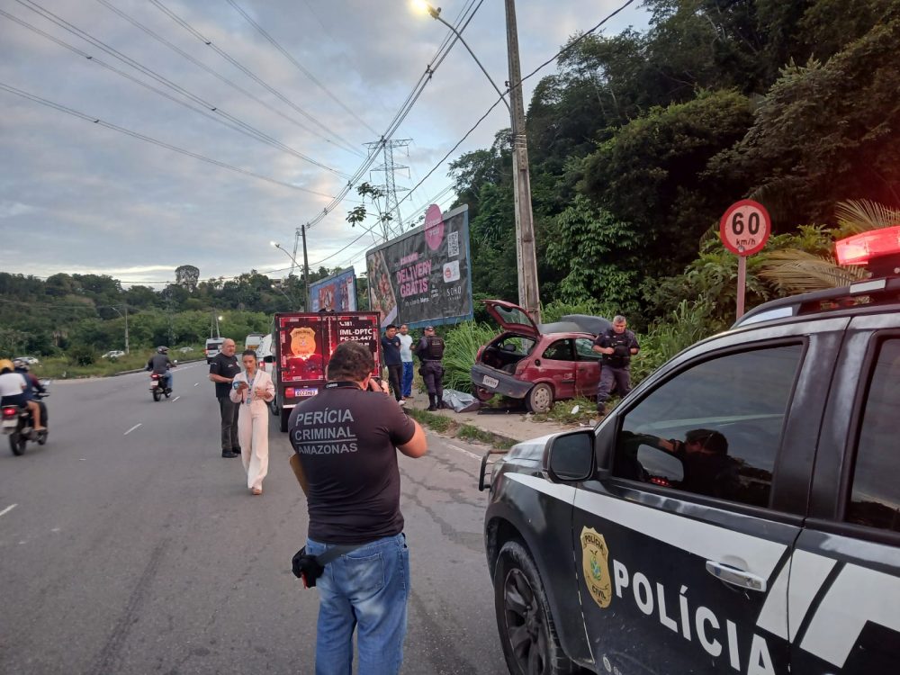 Motorista morre ao colidir contra poste da avenida das Flores Motorista morre ao colidir contra poste da avenida das Flores