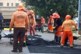 Trecho do bairro Alvorada recebe serviços de recuperação asfáltica em Manaus