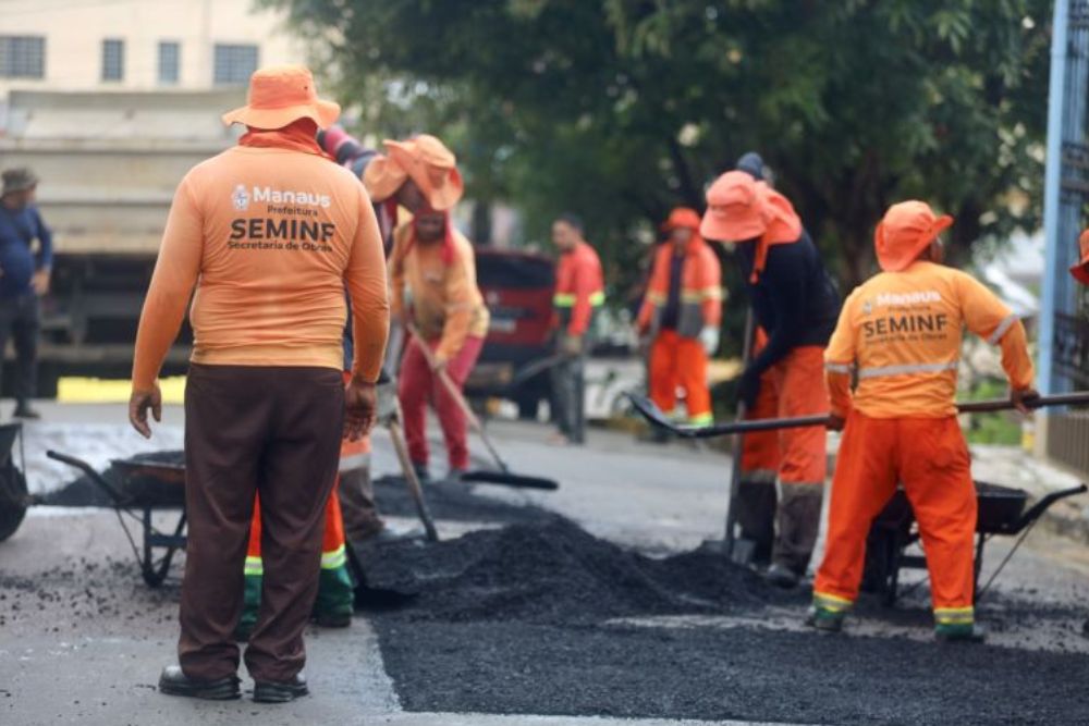 Trecho do bairro Alvorada recebe servi&ccedil;os de recupera&ccedil;&atilde;o asf&aacute;ltica em Manaus