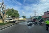 Motorista perde controle e colide com poste e árvore na avenida Djalma Batista
