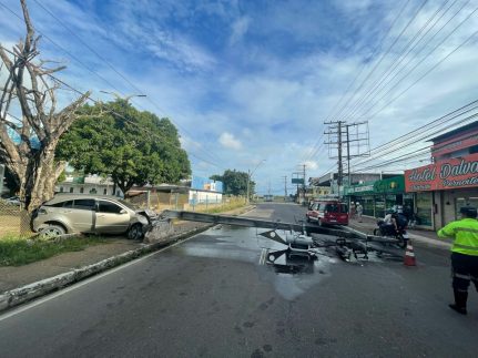 Motorista perde controle e colide com poste e árvore na avenida Djalma Batista