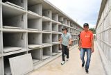 Prefeito David Almeida vistoria obras do cemitério vertical Nossa Senhora Aparecida no bairro Tarumã