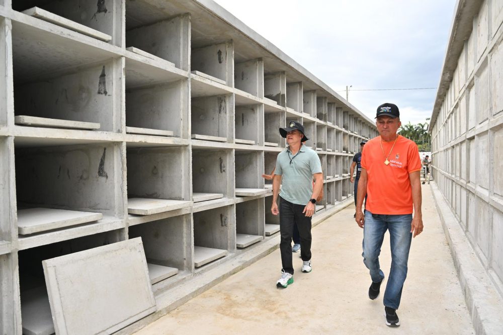 Prefeito David Almeida vistoria obras do cemit&eacute;rio vertical Nossa Senhora Aparecida no bairro Tarum&atilde;