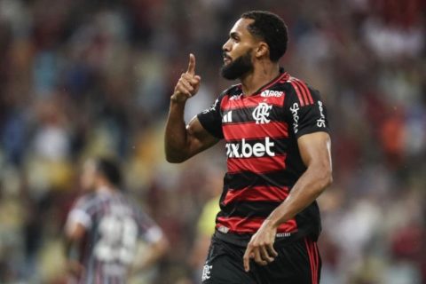 Com gols de Wesley e Juninho, Flamengo bate Fluminense e abre vantagem na final do Carioca