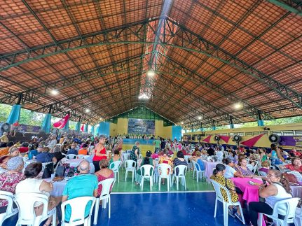 Projeto ‘Tarde Dançante’ leva centenas de pessoas ao Parque Municipal do Idoso