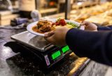 Inmetro dá dicas de segurança para pesar produtos e abastecer veículos