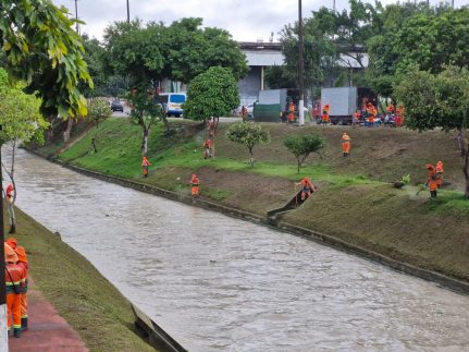 Avenida do Samba recebe ação de limpeza e manutenção do igarapé e áreas esportivas da região