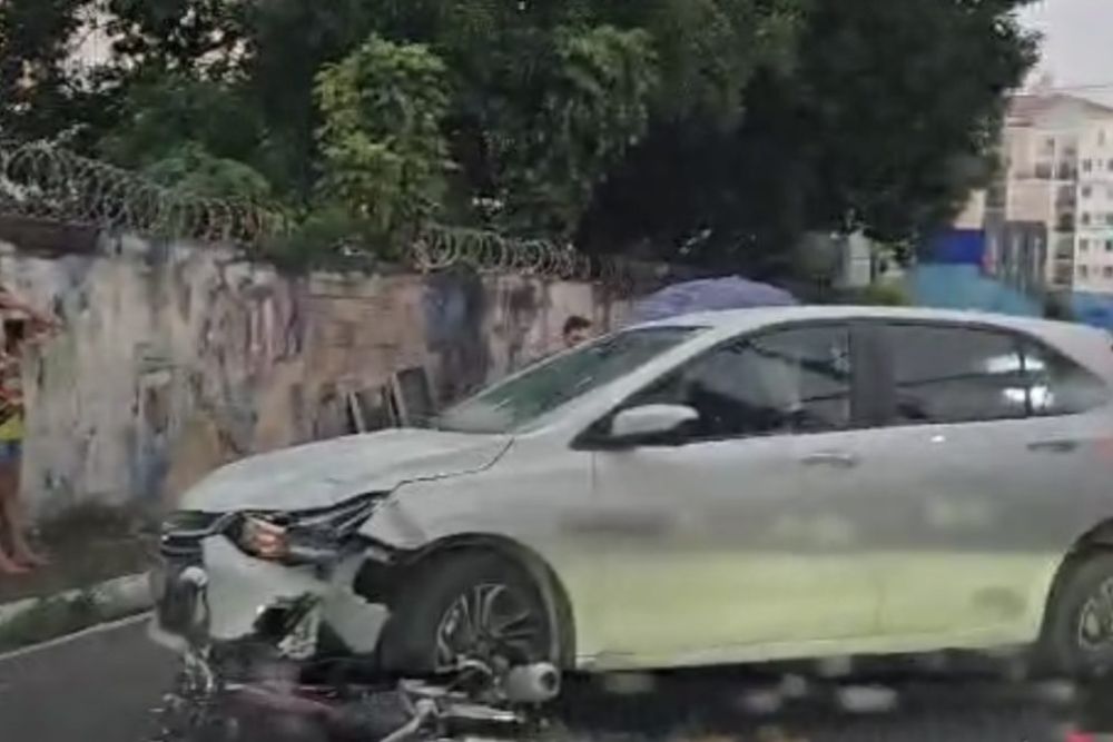 Acidente entre moto e carro provoca congestionamento no bairro Parque Dez