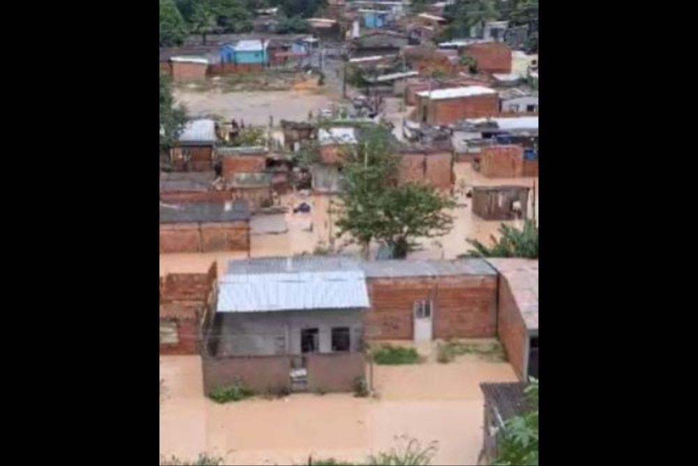 Chuva alaga comunidade e moradores usam caixa d'água para slavar objetos em Manaus Chuva alaga comunidade e moradores usam caixa d'água para slavar objetos em Manaus