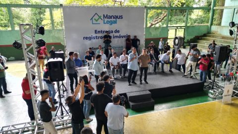 Regularização fundiária: mil títulos de imóveis são entregues no Zumbi com apoio de Eduardo Braga