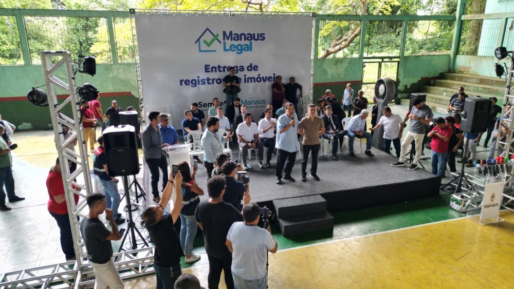 Regularização fundiária: mil títulos de imóveis são entregues no Zumbi com apoio de Eduardo Braga Regularização fundiária: mil títulos de imóveis são entregues no Zumbi com apoio de Eduardo Braga