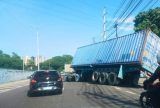 Contêiner tomba e causa transtornos no trânsito na Avenida Efigênio Salles