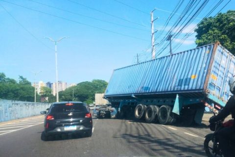 Contêiner tomba e causa transtornos no trânsito na Avenida Efigênio Salles