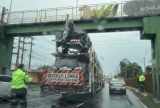 Caminhão-cegonha fica preso sob passarela e causa lentidão no trânsito em Manaus