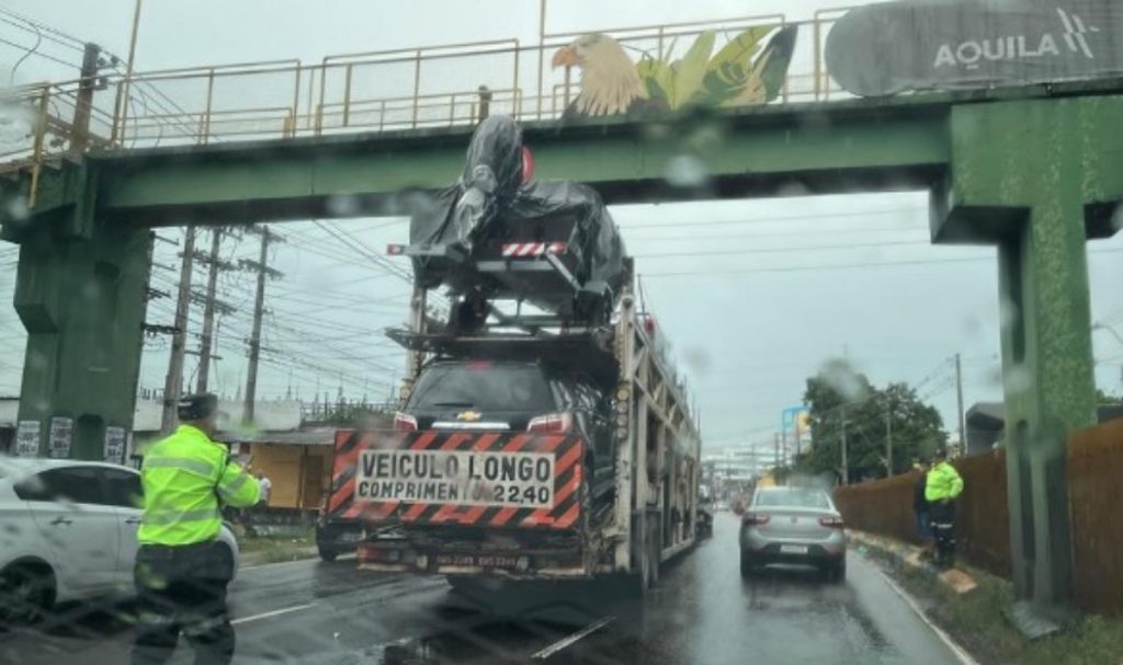 Caminh&atilde;o-cegonha fica preso sob passarela e causa lentid&atilde;o no tr&acirc;nsito em Manaus