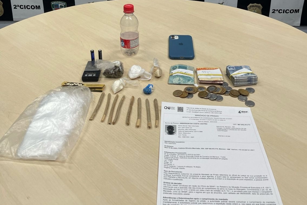 Homem é preso vendendo drogas em banca de frutas no bairro Educandos Homem é preso vendendo drogas em banca de frutas no bairro Educandos