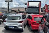 Caminhão invade contramão e atinge diversos veículos na avenida Camapuã