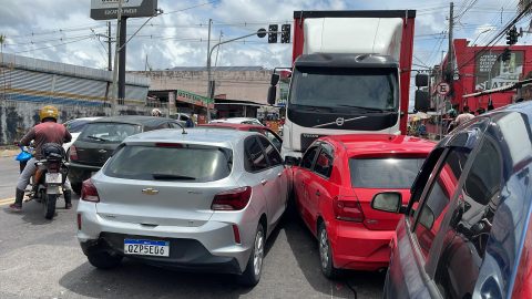 Caminhão invade contramão e atinge diversos veículos na avenida Camapuã