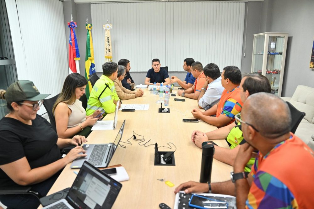 Prefeito David Almeida reúne comitê de crise para definir atendimento às famílias atingidas por deslizamentos de terra em Manaus Prefeito David Almeida reúne comitê de crise para definir atendimento às famílias atingidas por deslizamentos de terra em Manaus