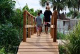 Prefeitura de Manaus constrói ponte em madeira para promover acessibilidade a moradores do São José