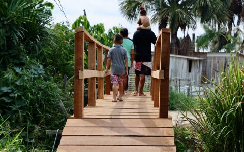 Prefeitura de Manaus constrói ponte em madeira para promover acessibilidade a moradores do São José