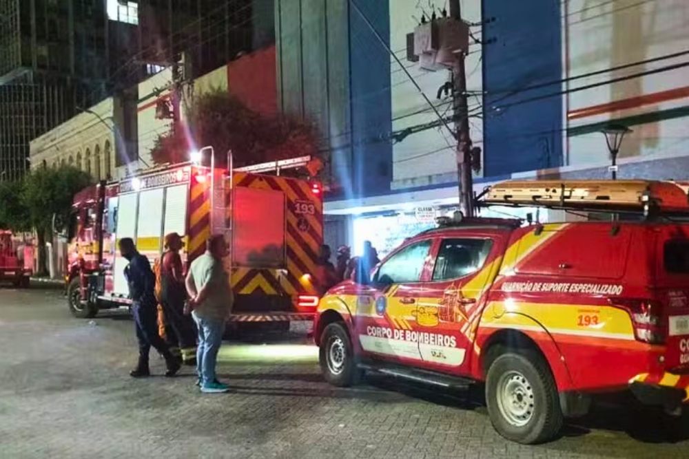 Princípio de incêndio atinge loja de sapatos na Avenida Eduardo Ribeiro Princípio de incêndio atinge loja de sapatos na Avenida Eduardo Ribeiro