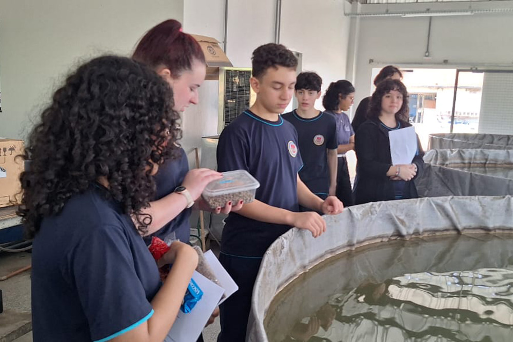 Alunos do 9º ano da Escola Nilton Lins vivenciam a aquicultura na prática Alunos do 9º ano da Escola Nilton Lins vivenciam a aquicultura na prática